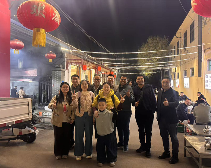 墨西哥和哥伦比亚客户参观工厂后一起就餐
