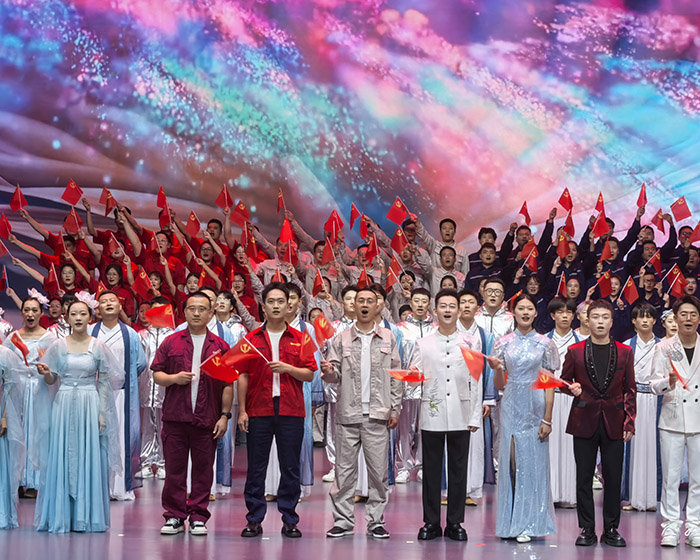 全体公司员工一起庆祝祖国母亲生日